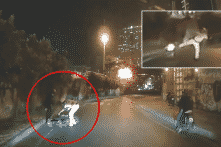 TP.HCM: Cảnh sát giao thông dùng ‘võ ngành’ khiến người đi xe máy té ngã