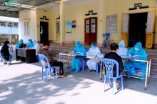 Người Việt đi cách ly tập trung phải tự trả tiền ăn 80.000 đồng/ngày