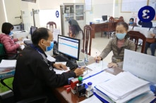 Đeo khẩu trang nói chuyện 5 phút, một nữ nhân viên văn phòng nhiễm virus Vũ Hán