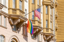 Ngoại trưởng Antony Blinken yêu cầu các Đại sứ quán Mỹ sẽ phải treo cờ LGBT