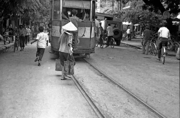 Tầu điện leng keng Hà Nội xưa (Ảnh)