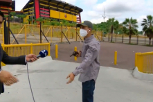 Phóng viên truyền hình Ecuador quay trực tiếp tên cướp có súng