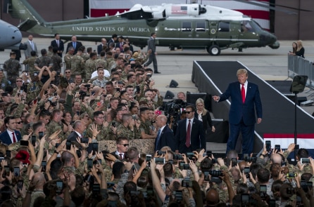 Ông Trump: Chúng tôi xây dựng lại quân đội Mỹ và họ trao nó cho Taliban