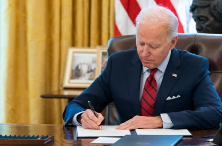 TT Biden ký lệnh cấm 59 công ty quốc phòng và công nghệ Trung Quốc