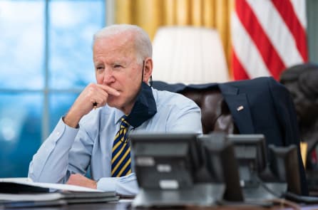 TT Biden ký gói cứu trợ COVID 1,9 nghìn tỷ sớm 1 ngày, không trả lời truyền thông
