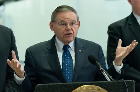 Thượng nghị sĩ Bob Menendez từ chức sau khi bị truy tố tội nhận hối lộ