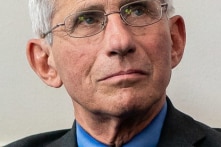 Anthony Fauci: Mỹ xem xét quy định giãn cách gần 1m