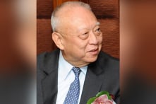 Cựu đặc khu trưởng Hồng Kông Đổng Kiến Hoa ngã nhào tại lưỡng hội