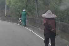 Người đưa thư giúp cụ bà 90 tuổi đẩy xe phế liệu lên dốc dài 2 km