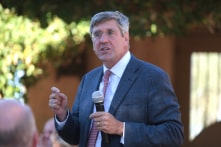 Nhà kinh tế học Stephen Moore chỉ trích ông Biden chậm mở lại nền kinh tế