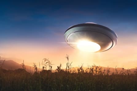 Người mẫu Anh 3 lần chứng kiến UFO tin rằng có nền văn minh ngoài hành tinh