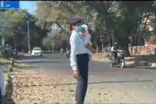 Nữ cảnh sát Ấn Độ vừa bế con vừa điều tiết giao thông