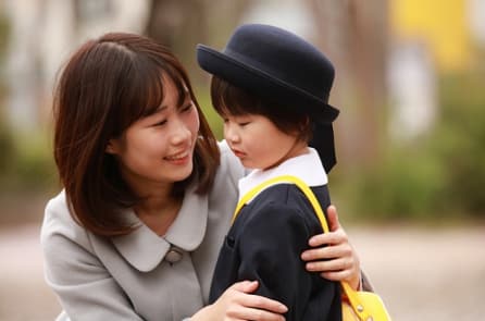 Cậu bé Nhật nhớ lại việc bị tai nạn ở kiếp trước và muốn gặp lại mẹ