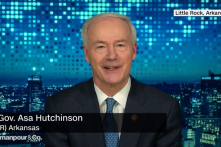 Cựu thống đốc bang Arkansas nói sẽ tranh cử tổng thống Mỹ, thay thế ông Trump