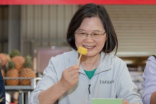 Tổng thống Thái Anh Văn: Vui vẻ ăn dứa, càng ăn càng sung túc