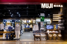 Hãng Muji vẫn tiếp tục quảng bá sản phẩm làm từ bông Tân Cương ở thị trường TQ