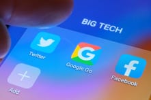 Đông Phương: Cái lý trong việc ông Trump kiện Facebook, Google, Twitter