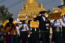 Myanmar: Thêm 5 người bị giết hôm thứ Bảy; quân đội trừng phạt các nhà phê bình trên mạng