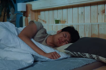 Tên trộm ngủ quên trong lúc ăn trộm và được cảnh sát đánh thức