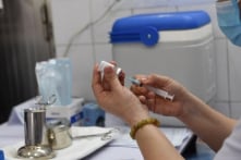 6 nhân viên y tế gặp phản ứng bất lợi sau tiêm vắc-xin COVID-19