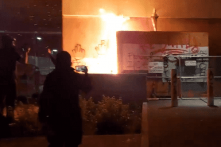 Antifa đốt tòa nhà ICE ở Portland, các sĩ quan bị mắc kẹt bên trong