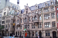 Trường ở New York “yêu ma hóa” người da trắng