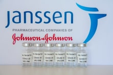 CDC: Mỹ đang xem xét thêm các báo cáo về phản ứng phụ nghiêm trọng sau khi tiêm vắc-xin J&J