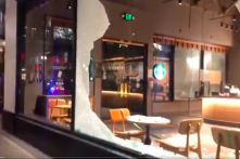Portland: Antifa đập phá Starbucks, hành hung cảnh sát sau bản án của Chauvin