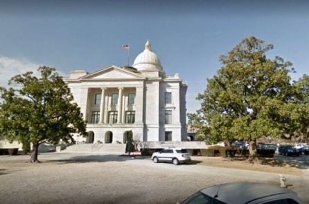 Arkansas trở thành bang đầu tiên cấm phẫu thuật chuyển giới cho trẻ em