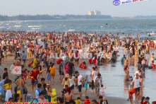 Virus Vũ Hán tại Việt Nam đang bùng phát, biển Vũng Tàu vẫn đông nghịt người