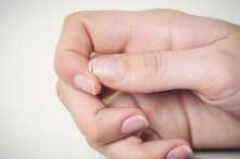 3 loại thực phẩm giúp chăm sóc móng tay dễ gãy
