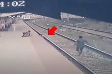 Nhân viên nhà ga cứu đứa trẻ rơi xuống đường ray thoát chết trong gang tấc