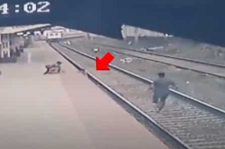 Nhân viên nhà ga cứu đứa trẻ rơi xuống đường ray thoát chết trong gang tấc