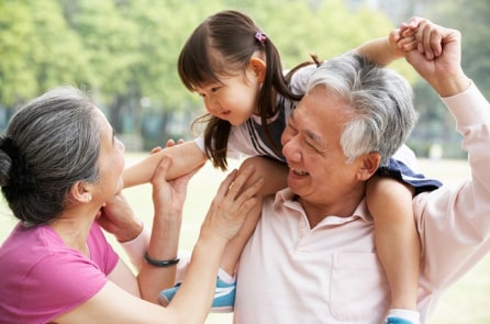 Gắn bó với ông bà khiến trẻ em hạnh phúc hơn