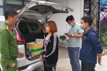 Bắt một người phụ nữ vì pha trà sữa với cần sa bán cho HS, SV và khách du lịch
