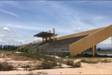 Sân vận động 21 tỷ để hoang cho bò gặm cỏ, để người nghiện chích hút