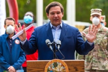 Thống đốc DeSantis vượt qua ông Trump trong cuộc bỏ phiếu thử tại Hội nghị Bảo thủ miền Tây