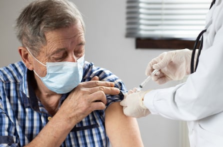 Một người đàn ông nhiễm COVID-19 và nguy kịch dù đã tiêm vắc-xin Johnson & Johnson