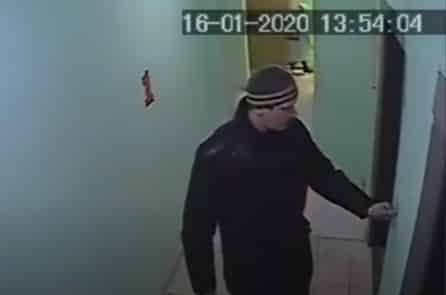 Bé gái 9 tuổi ở Nga tự thoát thân khi bị một kẻ áo đen theo dõi (Video)