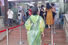 Hà Nội thêm 10 ca mắc COVID-19 từ nhiều ổ dịch, có 2 điều dưỡng BV Bệnh nhiệt đới T.Ư