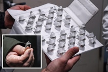 Người nhân viên nhặt được hộp trang sức trị giá 107.000 đô la và trả lại