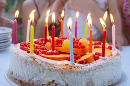 Người phụ nữ xa lạ trả tiền bánh SN cho cậu bé 3 tuổi vì lý do xúc động