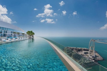 Ngắm bể bơi vô cực ngoài trời cao nhất thế giới ở Dubai