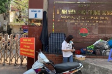 Tiếp xúc 5-10 phút với F0, một nhân viên BV Phổi Trung ương nhiễm COVID-19