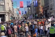 London: Hàng nghìn người biểu tình phản đối phong tỏa và hộ chiếu vắc-xin