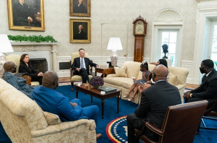 TT Biden và PTT Harris gặp gia đình George Floyd tại Nhà Trắng