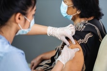 Hai nước có tỷ lệ tiêm vắc-xin lớn nhất nhưng tình hình trái ngược nhau