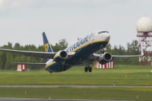 Các hãng hàng không ngừng bay qua Belarus; phe đối lập cho biết nhà báo bị tra tấn