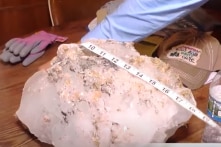 Tảng băng bí ẩn nặng 6 kg đột nhiên rơi xuống xuyên thủng mái nhà
