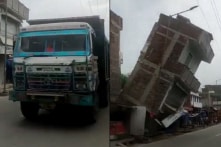 Xe tải thoát nạn trong gang tấc khi cả tòa nhà đổ sập xuống đường